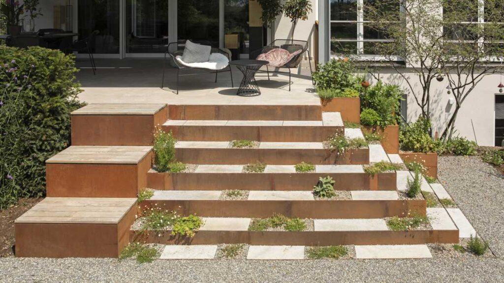 SCALA: Podesttreppe als Gestaltungselement. Zwischenräume mit Bodendeckern bepflanzt