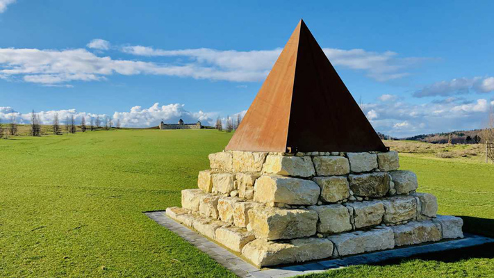 Pyramide aus Cortenstahl auf Golfplatz
