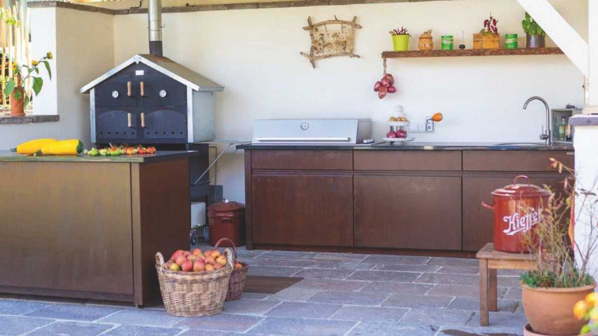 Der geeignete Platz für Ihre Gartenküche: Hier spielt das Leben im Sommer!