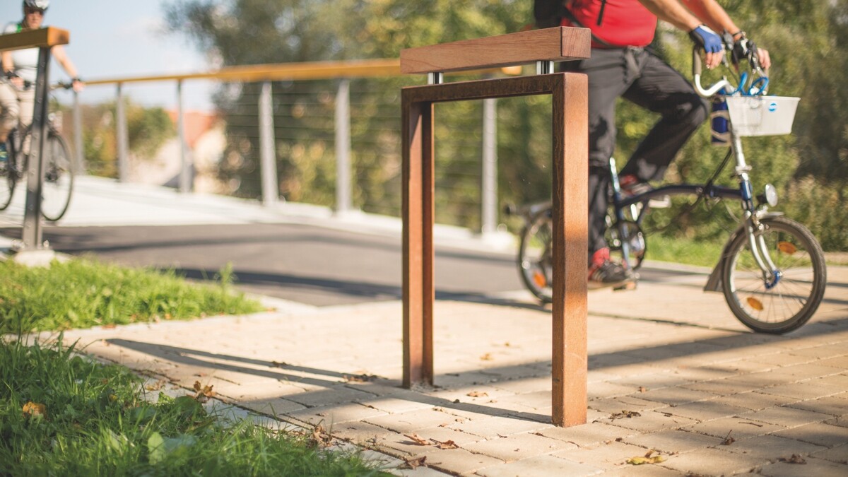 Fahrradparker Oldenburg aus Cortenstahl mit Holzanlehnbügel