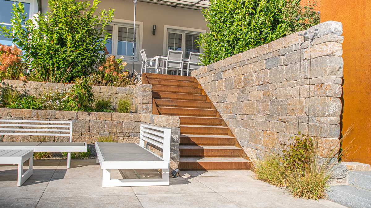 SCALA: Komplett-Treppe CALVI harmonisch zwischen Natursteinmauern integriert