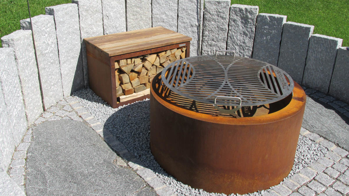 Feuerstelle für Holzfeuer mit großem Grillring