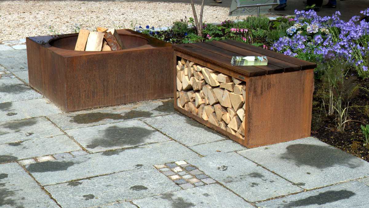 Kleine Sitzbank MERAN mit Holzlege - eine tolle Ergänzung zur Feuerstelle TROJA