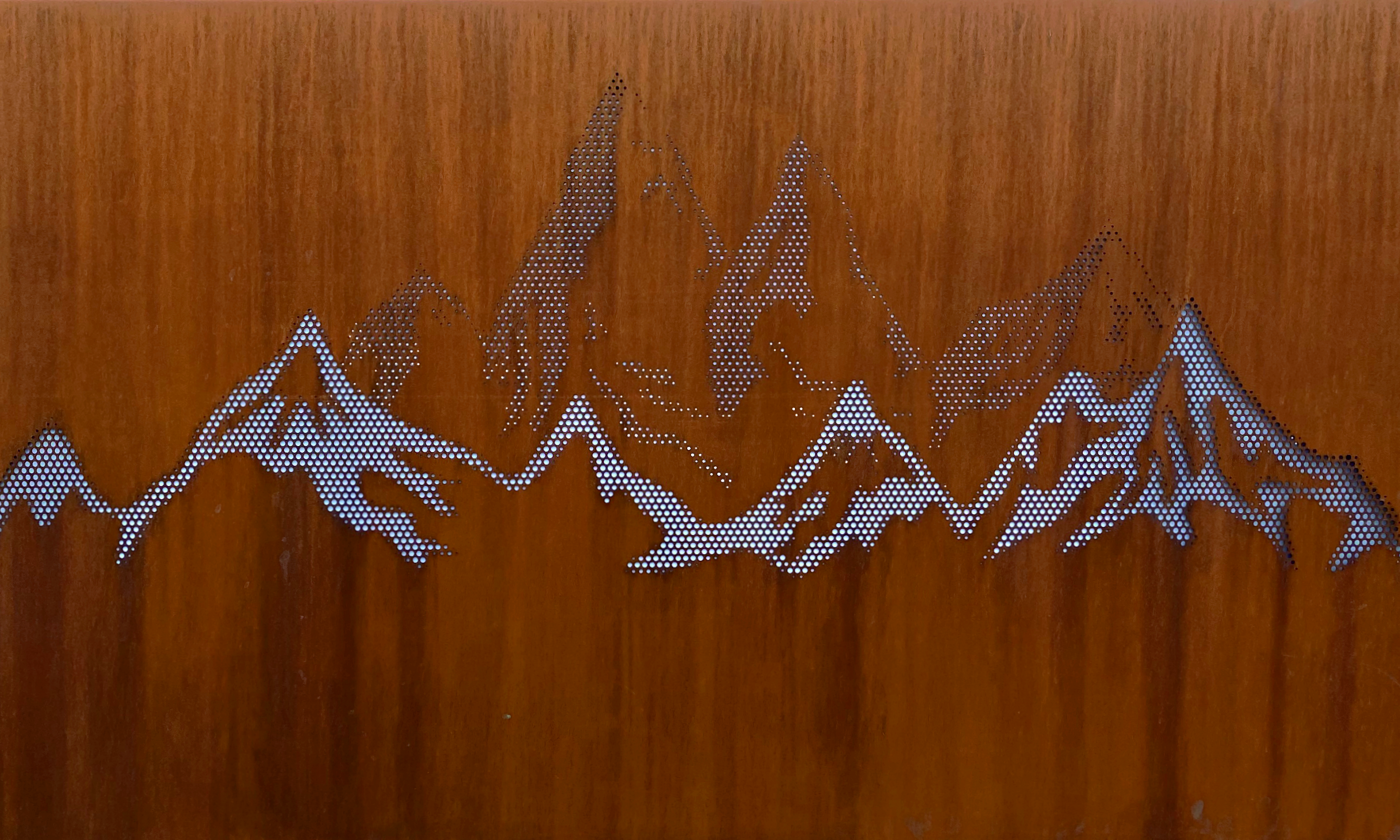Motiv Berge in Sichtschutzwand, mit Lochraster erstellt