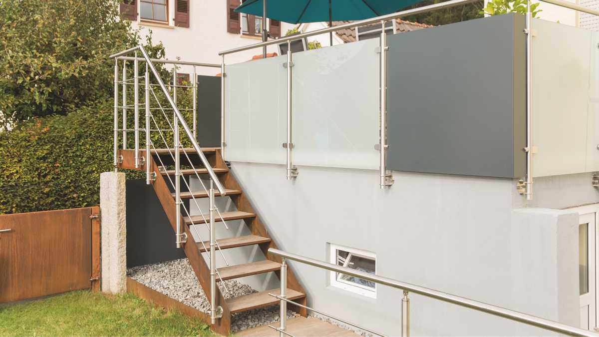 Treppensystem SCALA, Wangentreppe WANGA mit Geländer von Gartenmetall