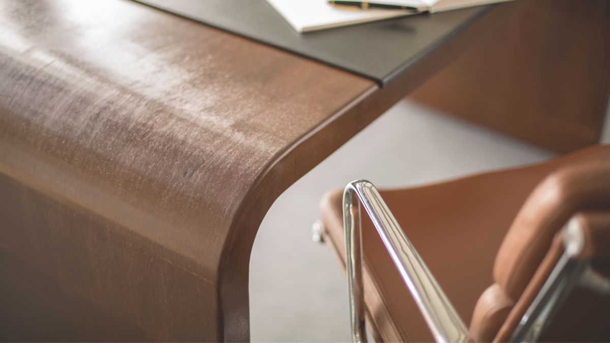 Schreibtisch mit Rostbinder ROST-PROTECT versiegelt: Ergibt seidenmatte Oberflächen.